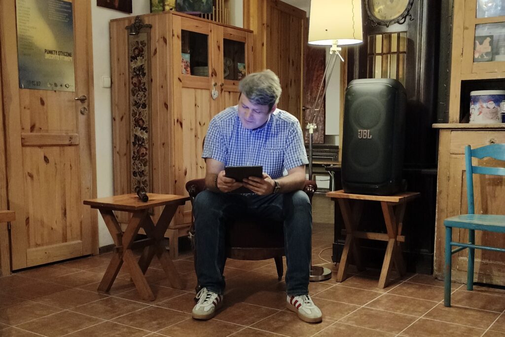 Kuba Goss czytający wiersz z tabletu
